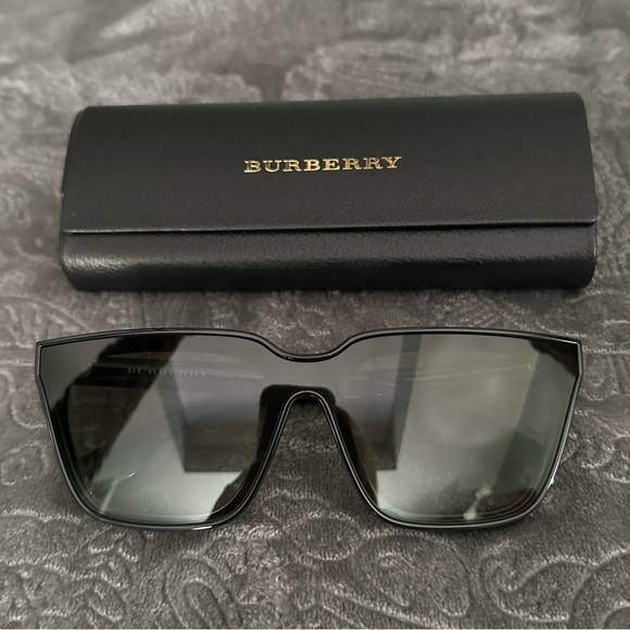BURBERRY Like new Women's B 4279 3001/8E Black Sunglasses Authentic - Picture 1 of 7